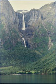 Mardalsfossen_Waterfall_Norway_2004